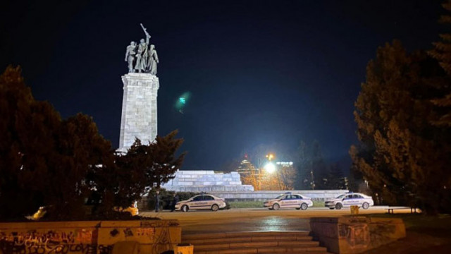 Засилено полицейско присъствие около Паметника на съветската армия забелязаха софиянци