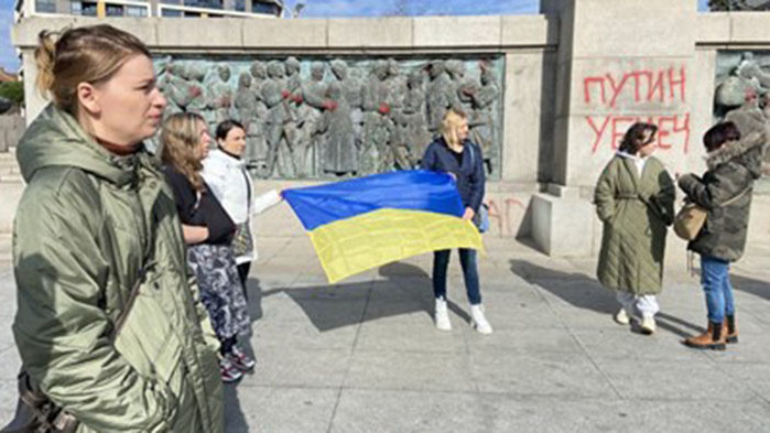 Паметникът на Съветската армия в Бургас осъмна с  надпис Путин