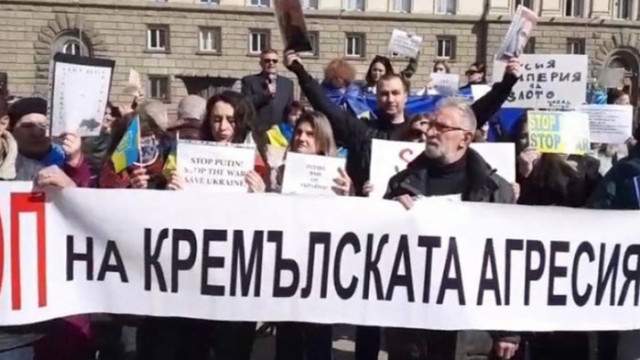 Демонстрантите настояват и за оставката на министъра на отбраната Стефан