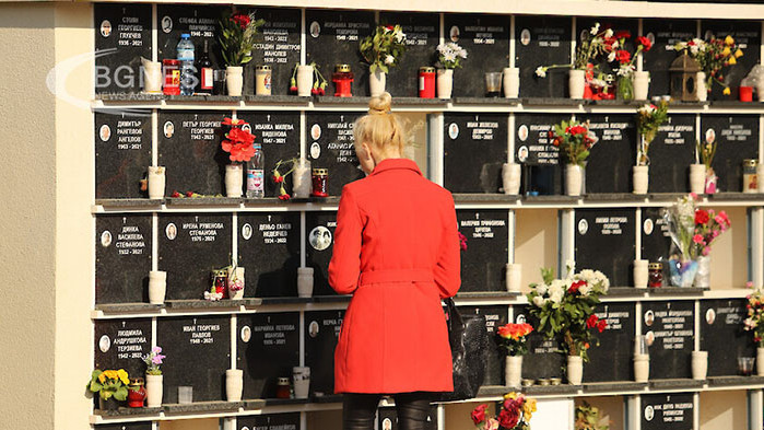 Хиляди почетоха паметта на починалите си близки