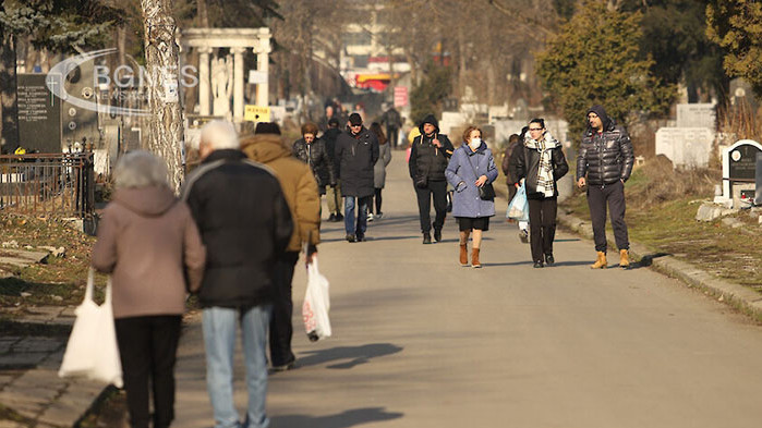 Хиляди почетоха паметта на починалите си близки