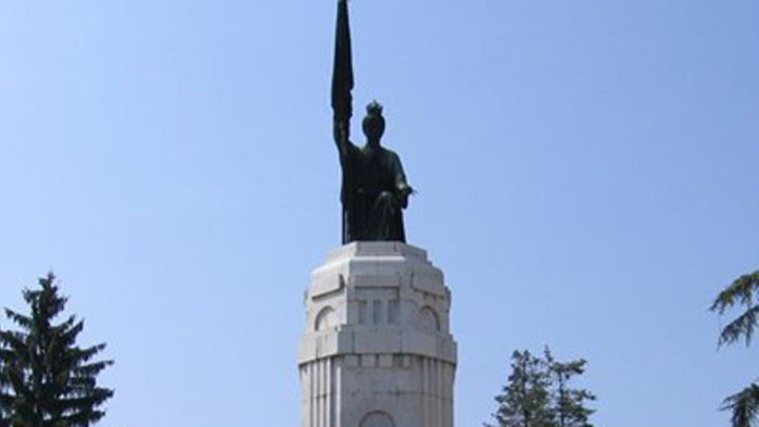 Граждани на Велико Търново се събраха пред паметника "Майка България" в подкрепа на Украйна