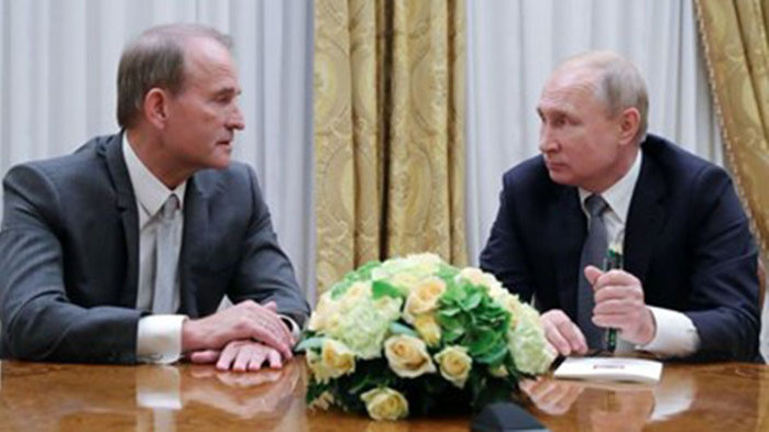 Медведчук, сочен за избраника на Путин да поеме Украйна, избяга от домашен арест