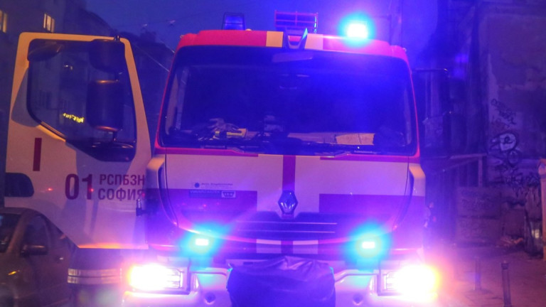 Двама пострадали след пожар в жилищен блок в Пловдив