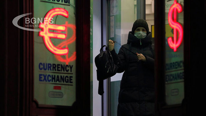 Руската рубла поевтиня с почти 30% спрямо долара днес, след