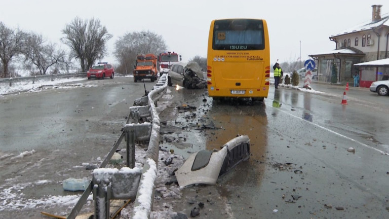 Катастрофа с училищен автобус край Смядово, има загинал мъж