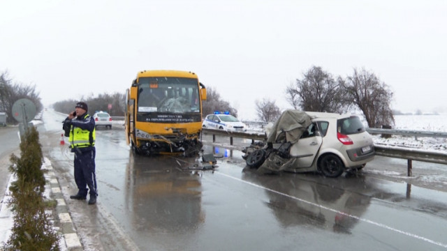 Мъж загина в инцидент с ученически автобус по пътя Шумен