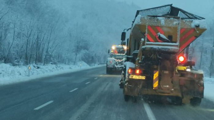 Временно е ограничено движението по път ІІІ-906 от Варна до Горица за почистване от снега