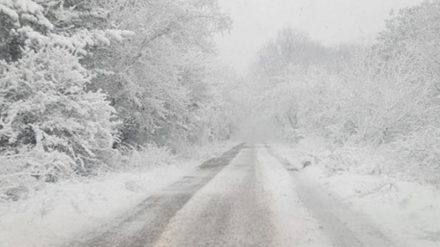 Поради усложнената метеорологична обстановка силен снеговалеж и снегонавявания се призовават