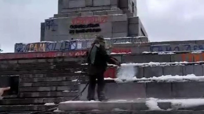 Днес започна почистване на паметника на Съветската армия, след като