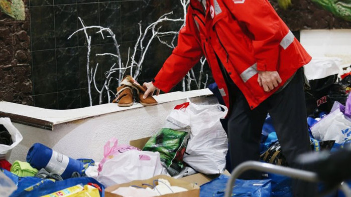 Първите два камиона на Червения кръст, част от хуманитарния конвой