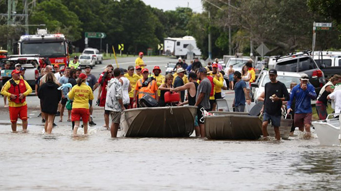 Властите в Австралия разпоредиха десетки хиляди хора да се евакуират,