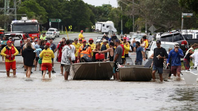 Властите в Австралия разпоредиха десетки хиляди хора да се евакуират