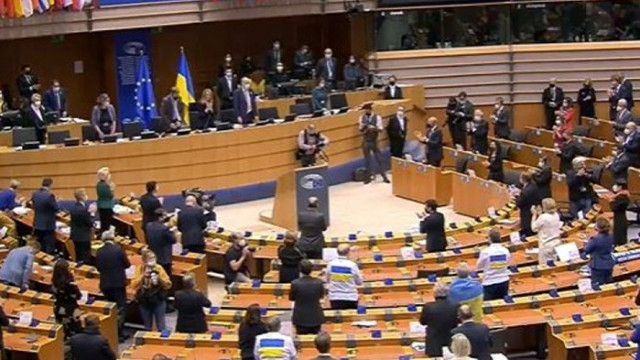 На крака и с аплодисменти евродепутатите посрещнаха изказването на Зеленски