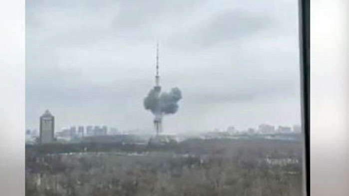 Телевизионната кула в Киев е била ударена от артилерийски снаряд,