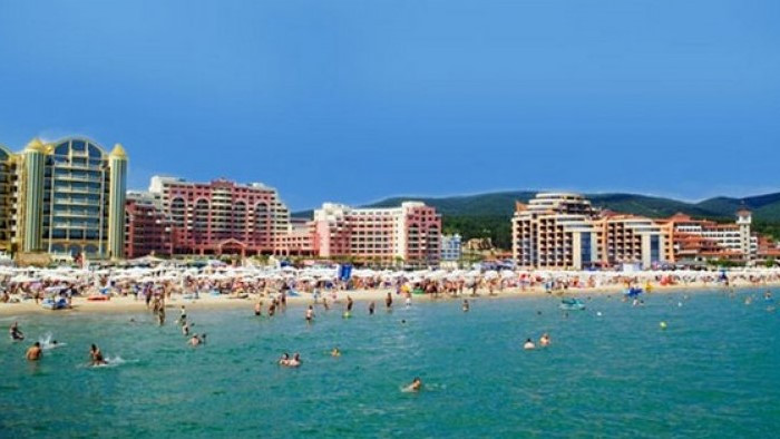 Премахнаха незаконни бараки в курорта "Златни пясъци"