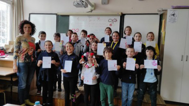 Третокласници зарадваха с мартеници болни деца във Варна (СНИМКИ)