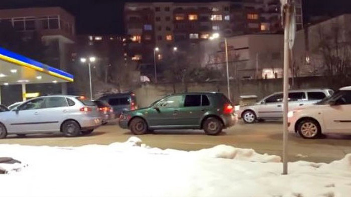 Паника в редица градове заради скок в цената на бензина.