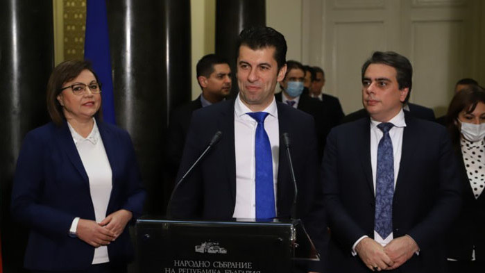 Истински взрив в мрежата предизвикаха дългите опашки, които се извиха