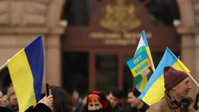 Българи и украинци на демонстрация в подкрепа на Украйна пред президентството (СНИМКИ)