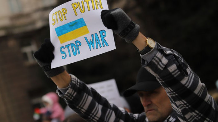 Българи и украинци на демонстрация в подкрепа на Украйна пред президентството (СНИМКИ)