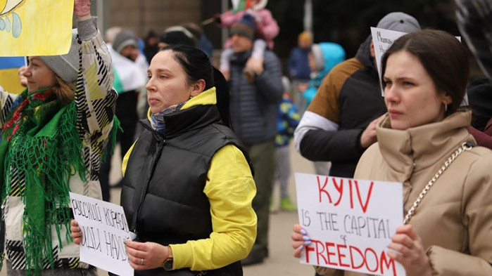 Българи и украинци на демонстрация в подкрепа на Украйна пред президентството (СНИМКИ)