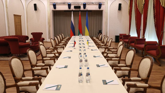 Украинската делегация, която включва парламентаристи, правителствени служители и представители на
