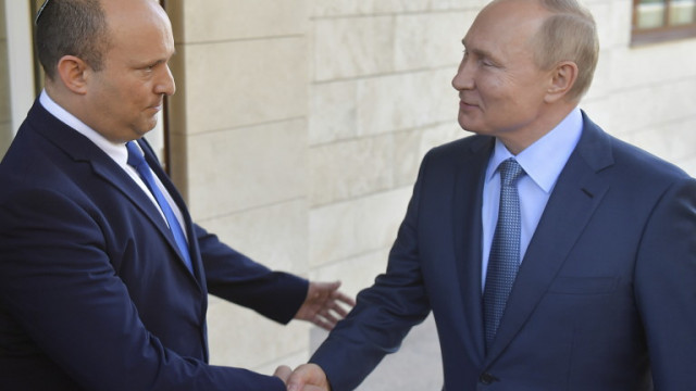 Израелският премиер Нафтали Бенет разговаря с украинския президент Володимир Зеленски