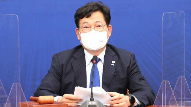 Лидерът на управляващата Демократическа партия в Южна Корея Сонг Йън гил