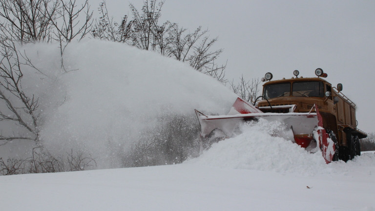 960 снегорина са пуснати да почистват пътищата в районите със