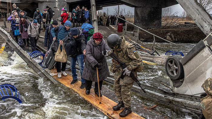 Десетки хиляди цивилни граждани са в капан без вода, ток,
