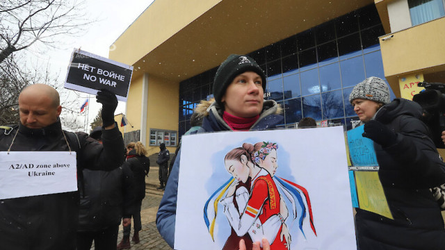 Руснаци излязоха на протест пред Руския културно информационен център в столицата