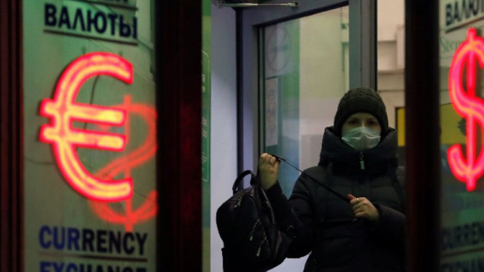 След решение на Централната банка на Русия от днес за