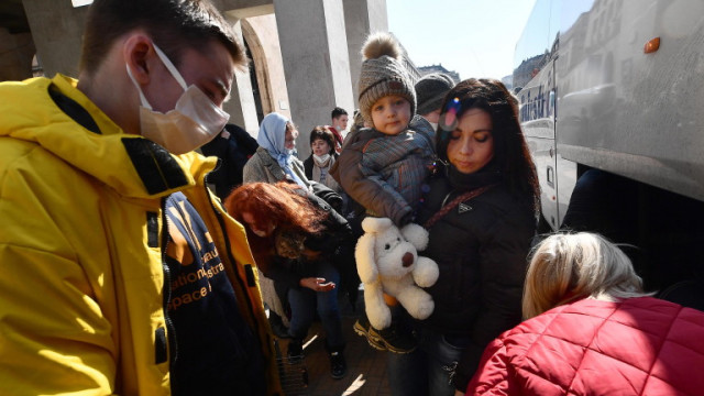 Над 40 000 жени и деца са евакуирани от цяла