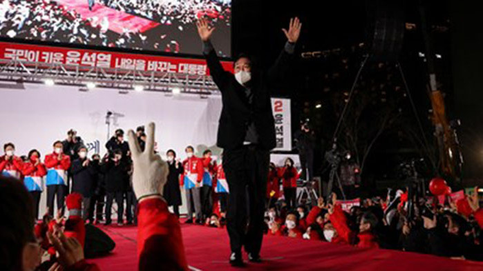 Кандидатът на консервативната опозиционна партия Силата на народа Юн Сук-йол