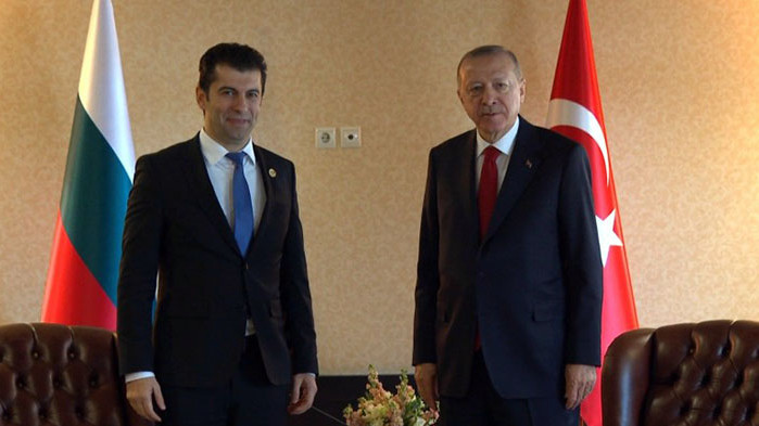 Премиерът Кирил Петков разговаря с турския президент Реджеп Тайип Ердоган.