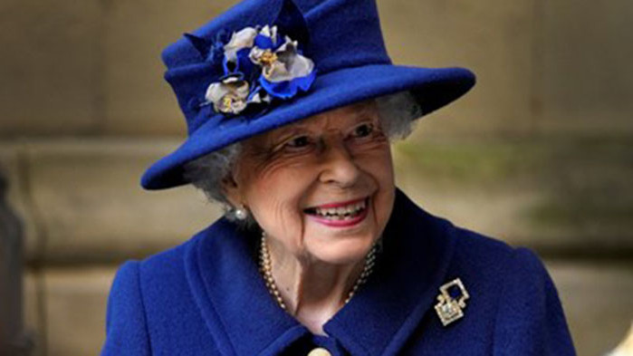 Кралица Елизабет II обяви в петък, че няма да присъства