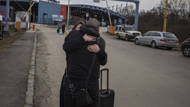 Хиляди бежанци от войната в Украйна продължават да бягат в