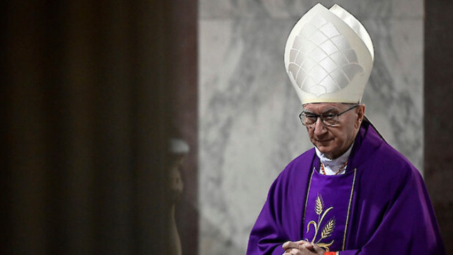 Ватиканският държавен секретар кардинал Пиетро Паролин разговаря с медиите на