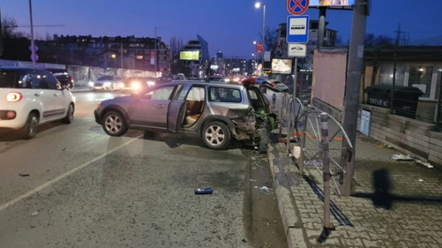 Гонки със скъпи автомобили в столицата, катастрофа по чудо се размина без жетви (СНИМКИ)
