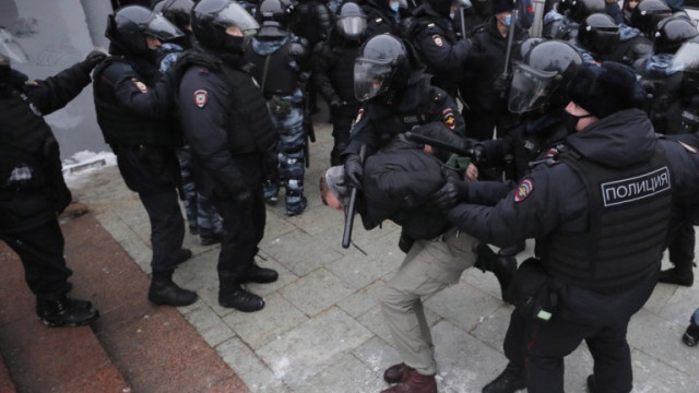 Близо хиляда души са задържани в Русия на вчерашните антивоенни протести съобщи