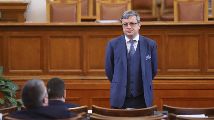 Ходете да се молите на г-н Димитър Радев да остане