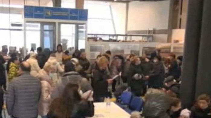 Хаос и дълги опашки пред кризисния център в Бургас заради