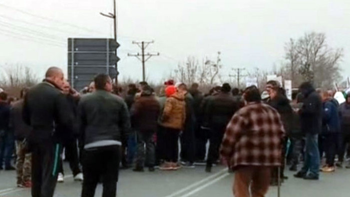 Производители на плодове и зеленчуци блокираха пътя Пловдив – Карлово