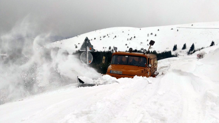 3-метрови преспи затрупаха Троянския проход