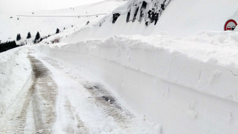 3-метрови преспи затрупаха Троянския проход