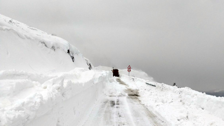 3-метрови преспи затрупаха Троянския проход