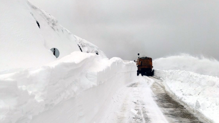 3-метрови преспи затрупаха Троянския проход