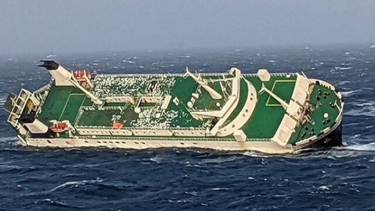 Търговски кораб от Обединените арабски емирства (ОАЕ) с 30 души