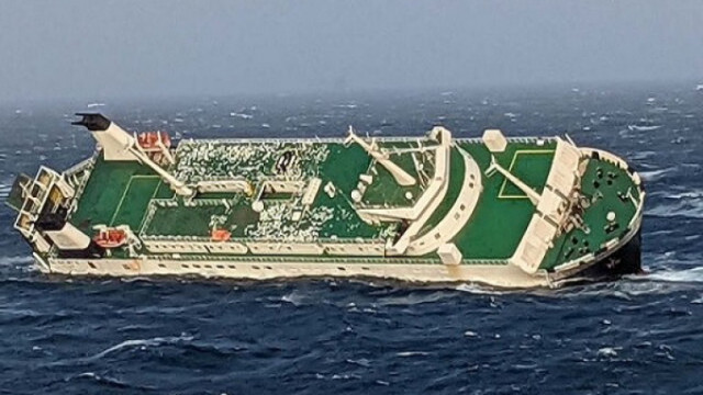 Търговски кораб от Обединените арабски емирства ОАЕ с 30 души